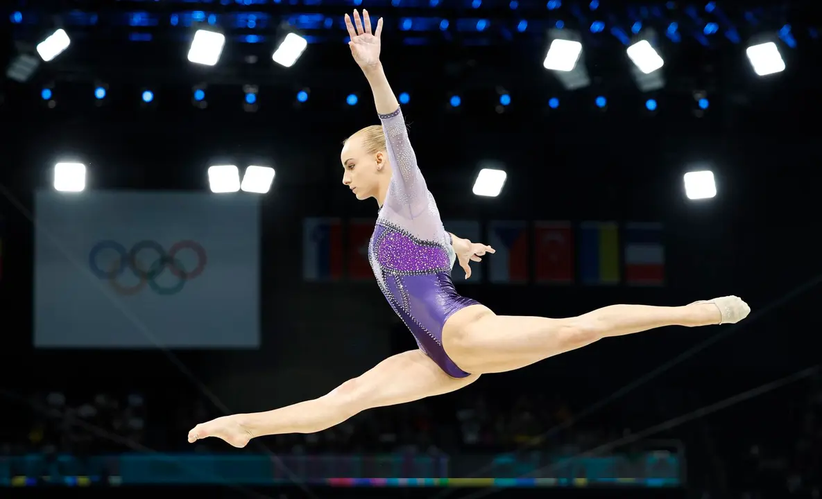 La italiana Alice D'Amato, en un momento de su ejercicio en la final de barra de los Juegos Ol&iacute;mpicos de Par&iacute;s 2024. EFE/EPA/CAROLINE BREHMAN