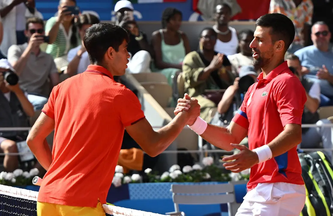Novak Djokovic y Carlos Alcaraz tras la final individual masculina de tenis de los Juegos Ol&iacute;mpicos de Par&iacute;s 2024 este domingo, en la capital gala. EFE/EPA/CAROLINE BLUMBERG