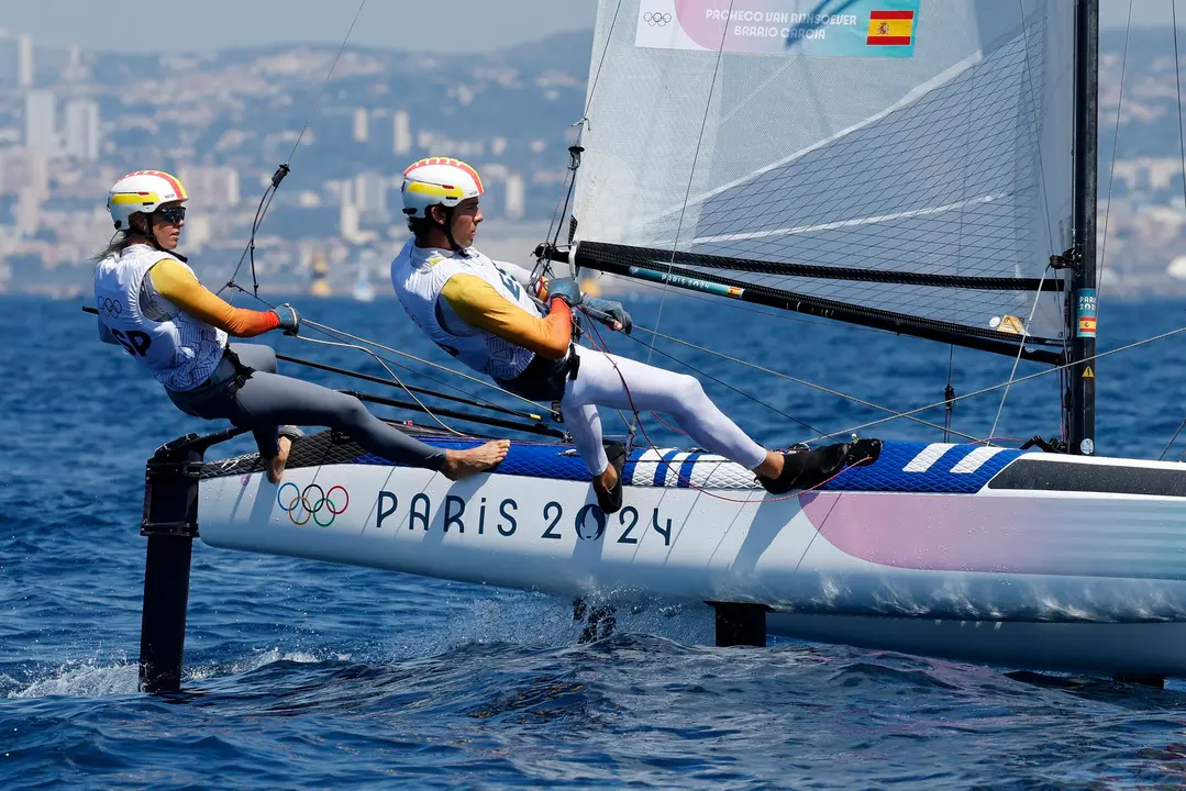 Los espa&ntilde;oles Tara Pacheco Van Rijnsoever y Andres Barrio Garciacompite en las aguas de Marsella, Francia. EFE/EPA/SEBASTIEN NOGIER
