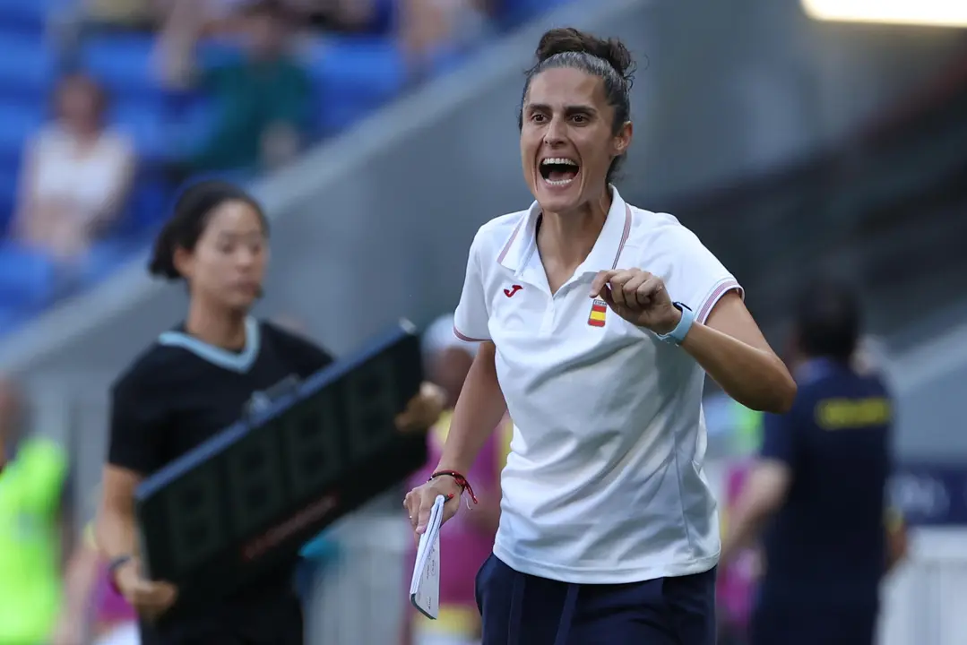 La entrenadora de Espa&ntilde;a Montse Tom&eacute; da instrucciones a sus jugadoras EFE/ Kiko Huesca