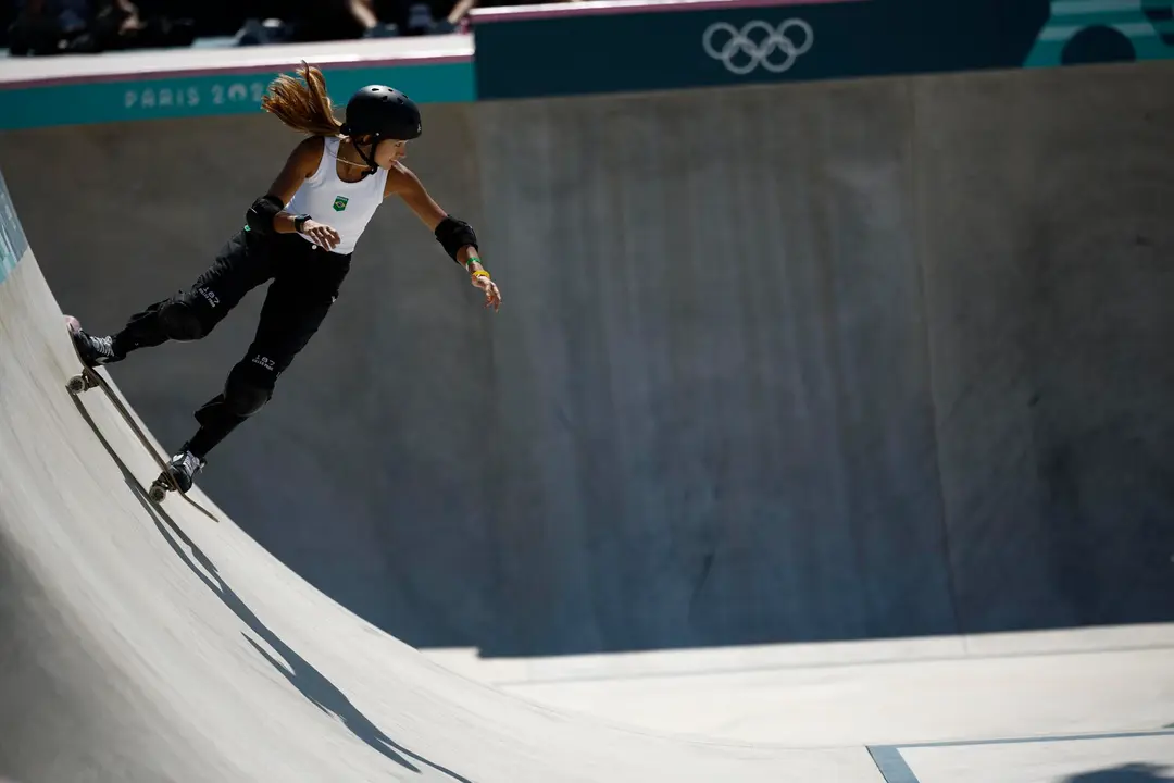 La skater brasile&ntilde;a Dora Varella en La Concorde en Paris, Francia. EFE/EPA/YOAN VALAT