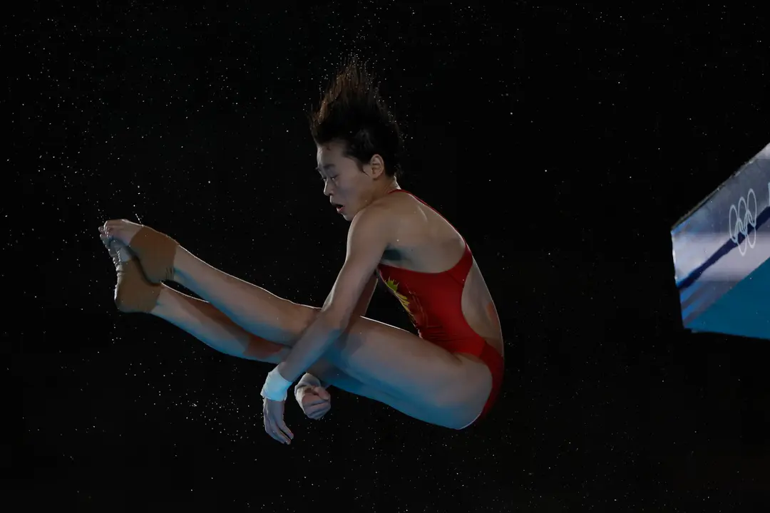 la joven saltadora china Hongchan Quan en su salto desde plataforma de 10 metros en el Centro Acu&aacute;tico de Saint-Denis, Francia. EFE/ Lavandeira Jr
