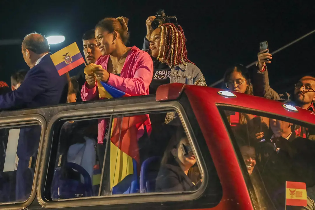 Las hermanas ecuatorianas y medallistas ol&iacute;mpicas, Neisi Dajomes (d) bronce en pesas en -76 kilos, y Angie Palacios (i) bronce en la categor&iacute;a de -71 kilos, saludan a su llegada este lunes a Quito. EFE/Jos&eacute; J&aacute;come