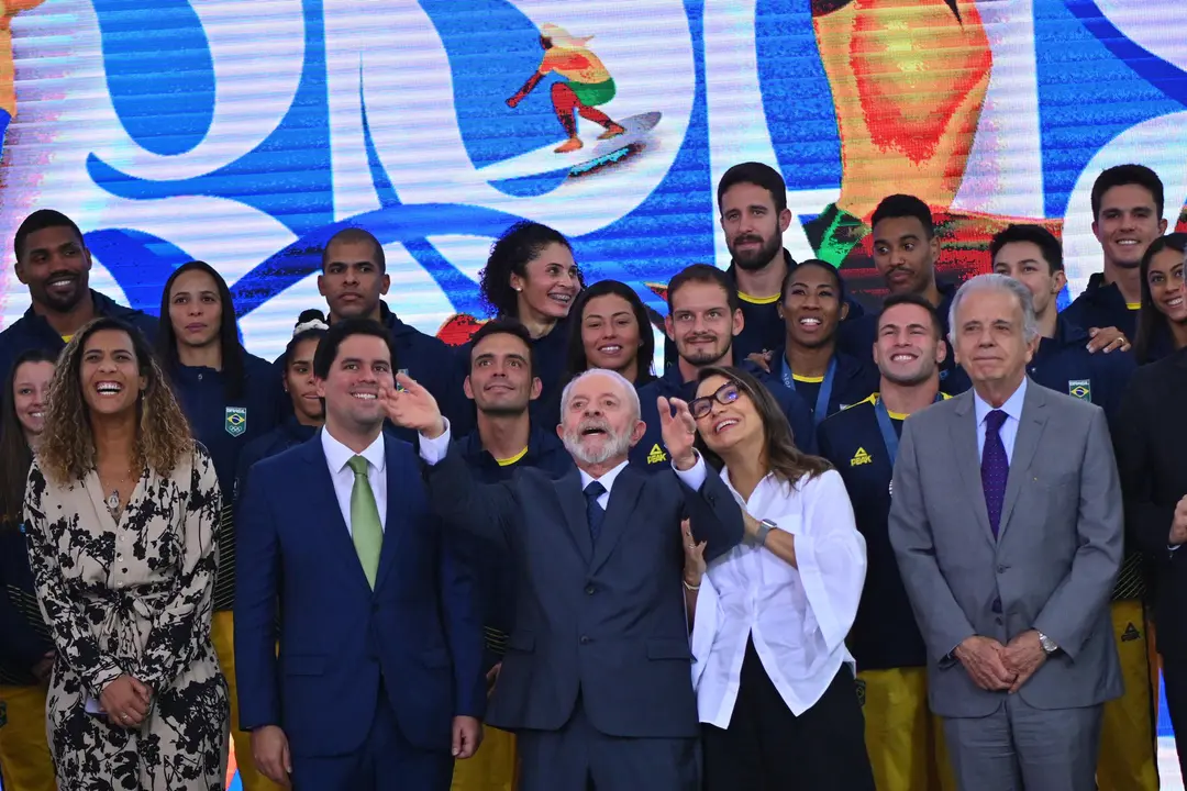 De I a D: la ministra de Igualdad Racial, Anielle Franco, el ministro de Deportes, Andre Fufucs, el presidente de Brasil, Luiz In&aacute;cio Lula da Silva, la primera dama Janja da Silva, y el ministro de Defensa, Jos&eacute; Mucio. EFE/Andr&eacute; Borges