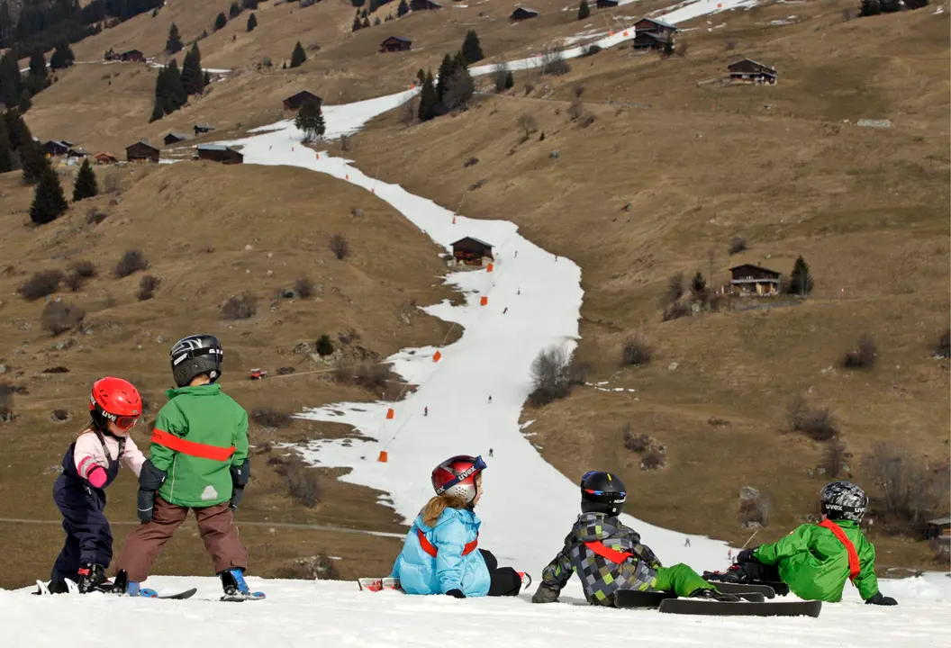 Ni&ntilde;os esqu&iacute;an en una pista de nieve artificial, en la estaci&oacute;n de Brigels, al este de Suiza. EFE/Arno Balzarini/Archivo
