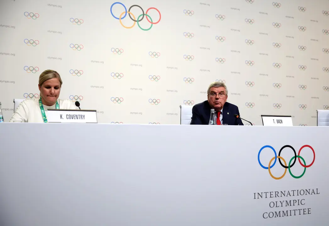 Foto de archivo de la excampeona ol&iacute;mpica de nataci&oacute;n y candidata a la presidencia del COI Kirsty Coventry, de Zimbabue, junto al presidente del presidente del Comit&eacute; Ol&iacute;mpico Internacional, el alem&aacute;n Thomas Bach. EFE/Javier Caama&ntilde;o