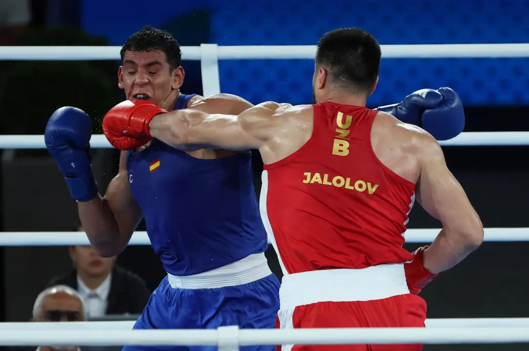 Ell boxeador espa&ntilde;ol Ayoub Ghadfa (azul) en acci&oacute;n ante el uzbeko Bahodir Jalolov durante el combate por la medalla de oro de Boxeo +92 kg masculino, de los Juegos Ol&iacute;mpicos de Par&iacute;s 2024. EFE/ Kiko Huesca