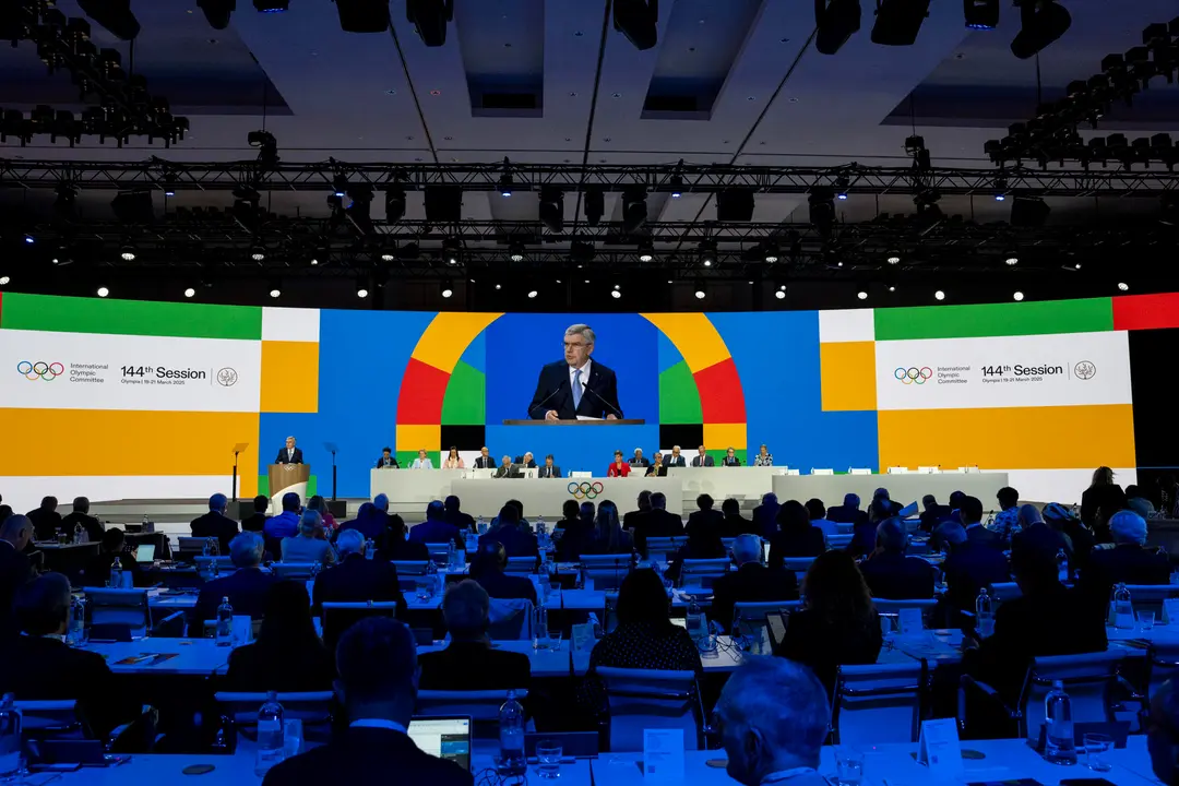 El presidente del Comit&eacute; Ol&iacute;mpico Internacional (COI), el alem&aacute;n Thomas Bach, interviene en la 144 Sesi&oacute;n del COI que comenz&oacute; el mi&eacute;rcoles en Costa Navarino (Grecia) con todos los asamble&iacute;stas pendientes de la elecci&oacute;n presidencial del jueves. EFE/ IOC/GREG MARTIN