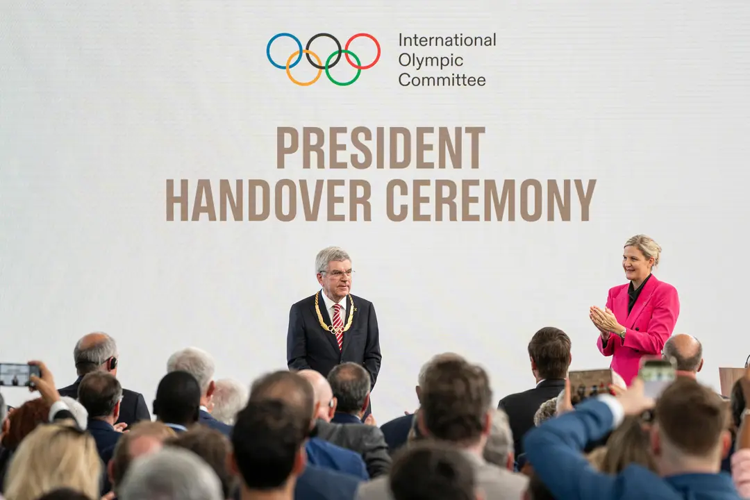 La zimbabuense Kirsty Coventry (d) se ha convertido en la d&eacute;cima presidenta del Comit&eacute; Ol&iacute;mpico Internacional (COI), primera mujer que ostenta el cargo, tras la ceremonia de traspaso de poderes con su predecesor, el alem&aacute;n Thomas Bach (i), en la sede del organismo en Lausana (Suiza). EFE/ IOC/Greg Martin // SOLO USO EDITORIAL/SOLO DISPONIBLE PARA ILUSTRAR LA NOTICIA QUE ACOMPA&Ntilde;A (CR&Eacute;DITO OBLIGATORIO)