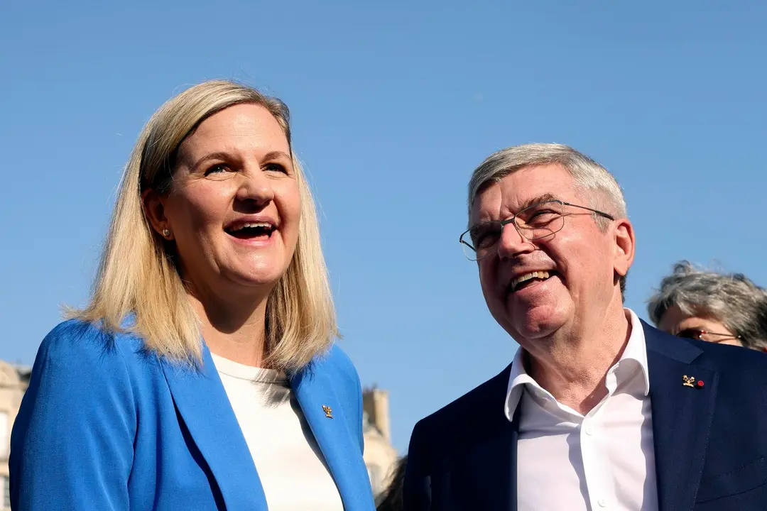 La presidenta del Comit&eacute; Ol&iacute;mpico Internacional (COI) Kirsty Coventry (I) y el ex presidente del COI Thomas Bach, el pasado 26 de julio, en el aniversario de los Juegos Ol&iacute;mpicos de Par&iacute;s 2024. EFE/EPA/TERESA SUAREZ
