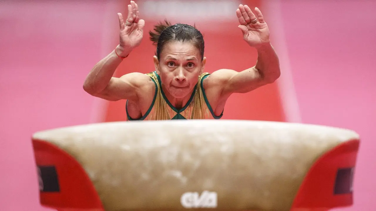 Oskana Chusovitina en los Munidales de Gimnasia Art&iacute;stica de Glasgow (Reino Unido) de 2015, en los que compiti&oacute; con 40 a&ntilde;os. EFE/Robert Perry