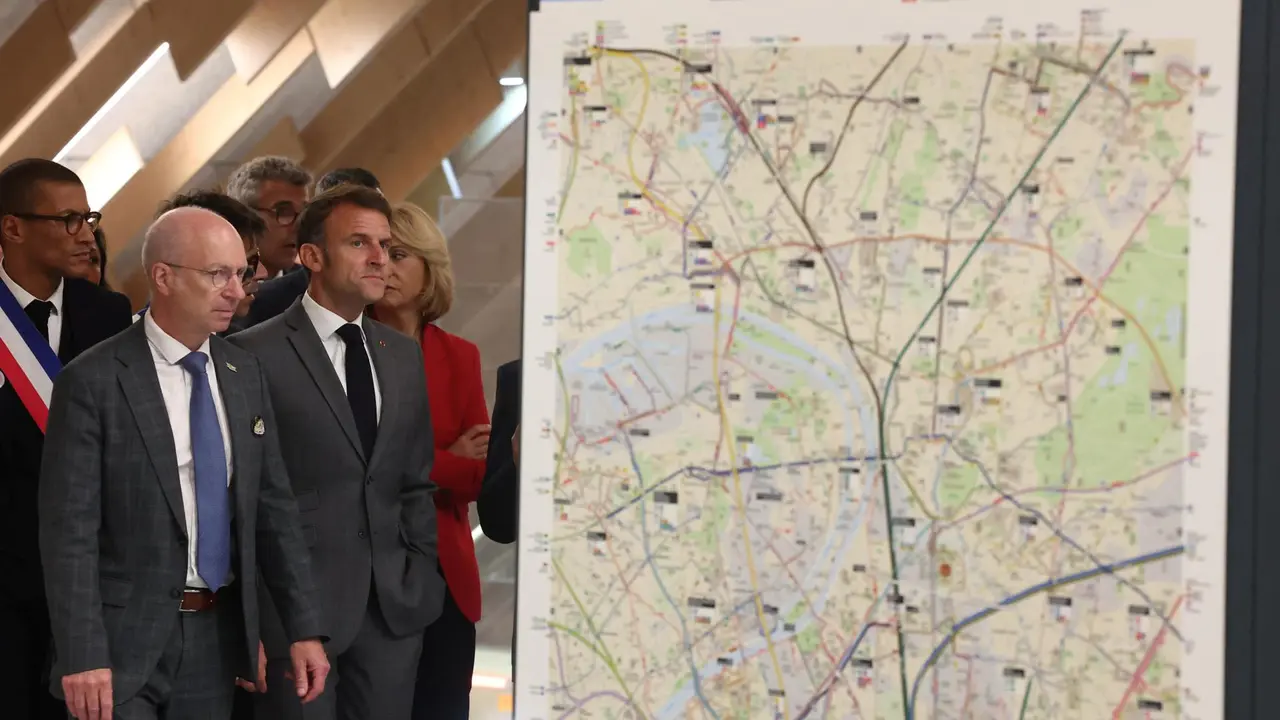 El presidente franc&eacute;s Emmanuel Macron (C), junto al alcalde de Saint-Ouen Karim Bouamrane (I), en la nueva estaci&oacute;n de metro Saint-Denis Pleyel. (Francia) EFE/EPA/Yves Herman / POOL MAXPPP OUT