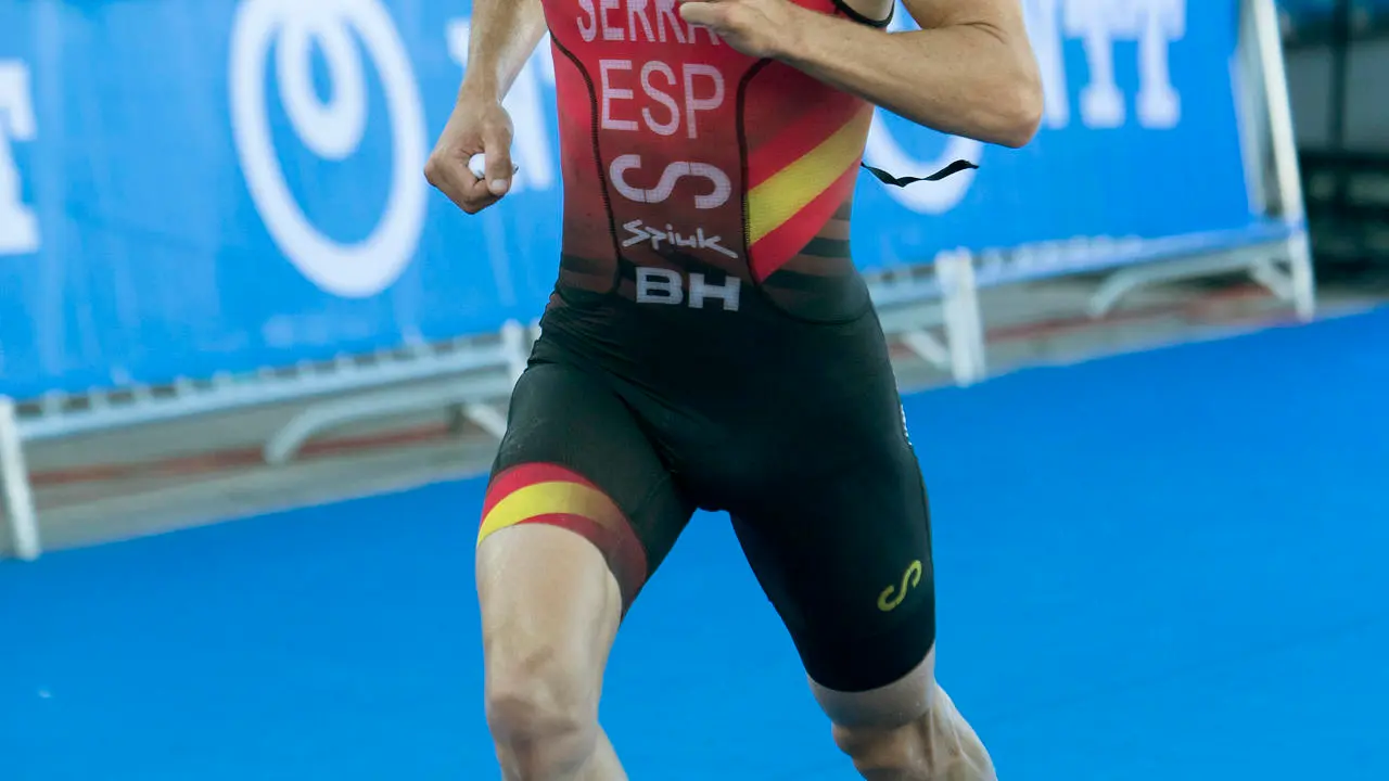 El espa&ntilde;ol Antonio Serrat en la prueba de la Copa del Mundo de Triatl&oacute;n, en una foto de archivo. EFE/ Salvador Sas