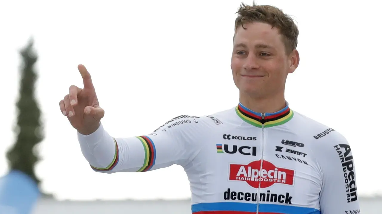 El neerland&eacute;s Mathieu Van Der Poel celebra en el podio su triunfo en la Par&iacute;s-Roubaix. EFE/EPA/TERESA SU&Aacute;REZ