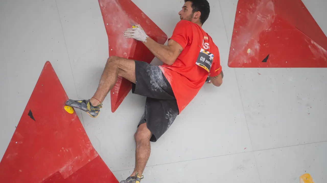 El espa&ntilde;ol Alberto Gin&eacute;s, campe&oacute;n ol&iacute;mpico de escalada deportiva en Tokio 2020 , en Budapest. EFE/EPA/Zoltan Balogh
