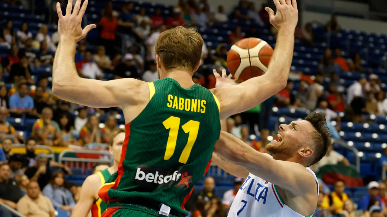 El italiano Stefano Tonut (d) tira a canasta ante la defensa del lituano Sabonis, cuya selecci&oacute;n avanz&oacute; este s&aacute;bado a la final del torneo Preol&iacute;mpico  que se disputa en San Juan. EFE/ Thais Llorca