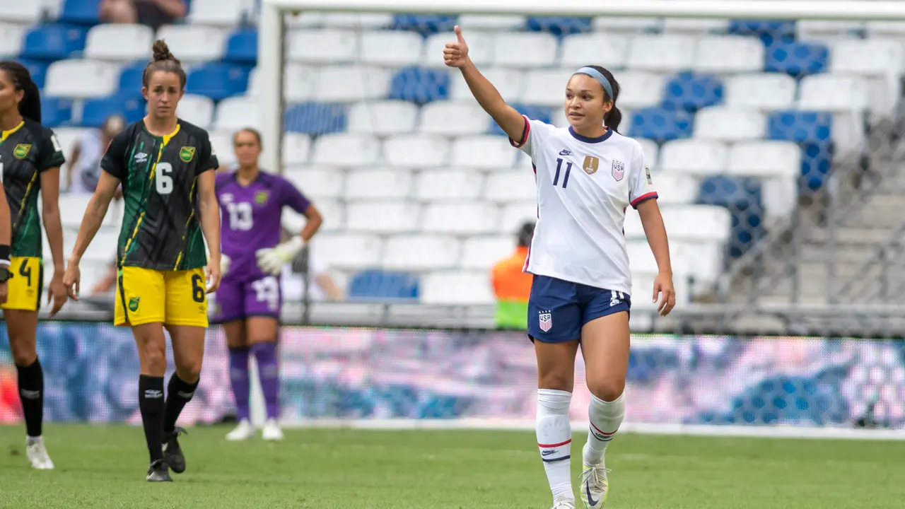 Fotograf&iacute;a de archivo en la que se registr&oacute; a la delantera estadounidense Sophia Smith (d) al celebrar un gol con la selecci&oacute;n femenina de f&uacute;tbol de su pa&iacute;s, en Monterrey (M&eacute;xico). Smith anot&oacute; el gol del triunfo de su seleccionado por 1-0 sobre M&eacute;xico en partido amistoso. EFE/Miguel Sierra