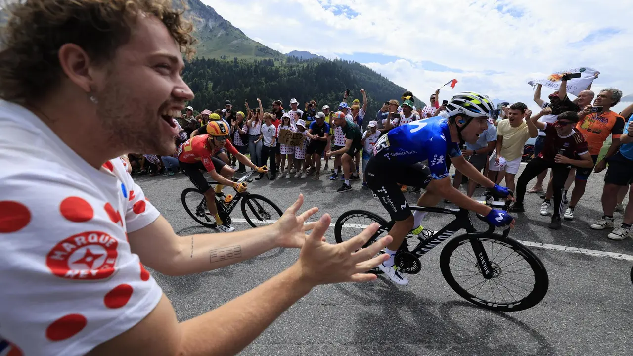 El ciclista espa&ntilde;ol Oier Lazkano (d), del equipo Movistar, en acci&oacute;n durante el Tourmalet en el Tour de Francia 2024. EFE/EPA/GUILLAUME HORCAJUELO