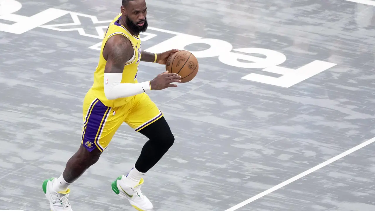 LeBron James en un partido de la NBA entre Memphis Grizzlies y Los &Aacute;ngeles Lakers en el FedEx Forum en Memphis (EE.UU.). EFE/ Karen Pulfer Focht/Archivo