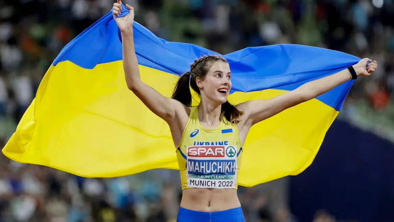 La saltadora de altura ucraniana Yaroslava Mahuchikh celebra su victoria en los campeonatos de Europa de atletismo de 2022. EFE/EPA/RONALD WITTEK/Archivo