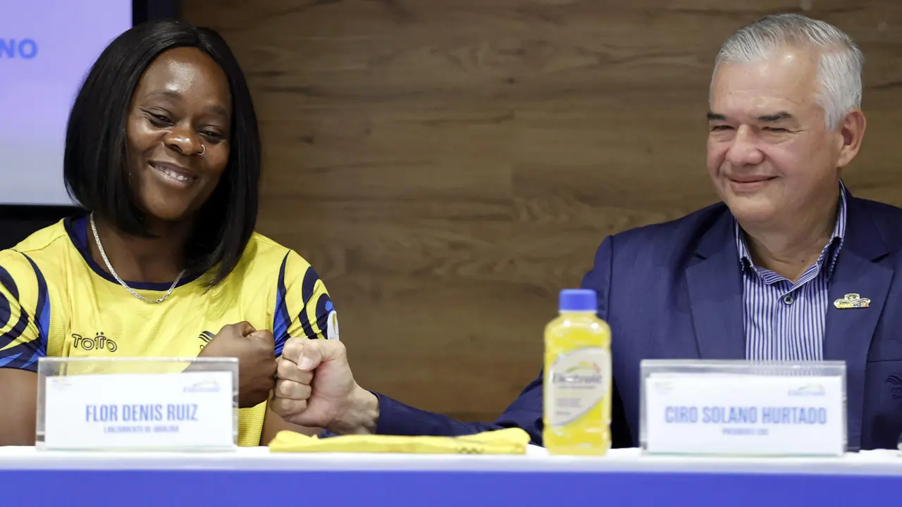 Fotograf&iacute;a de archivo de la lanzadora de jabalina Flor Denis Ruiz y del presidente del Comit&eacute; Ol&iacute;mpico Colombiano, Ciro Solano, quienes el jueves anunciaron la pretensi&oacute;n de la delegaci&oacute;n del pa&iacute;s cafetero de obtener 10 medallas en los Juegos de Par&iacute;s. EFE/ Mauricio Due&ntilde;as Casta&ntilde;eda
