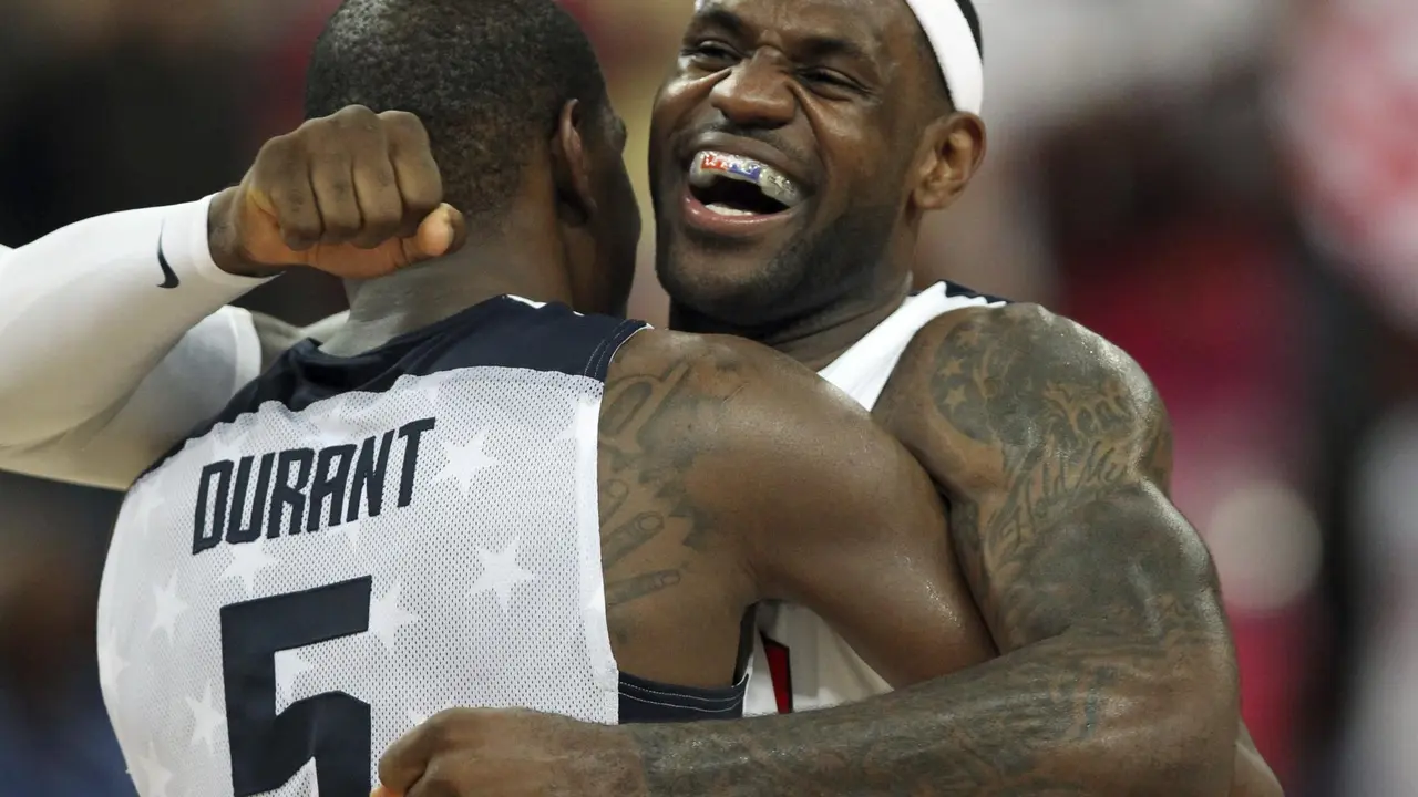 LeBron James abraza a Kevin Durant durante el partido ante Espa&ntilde;a en los Juegos de Londres.EPA/FRISO GENTSCH