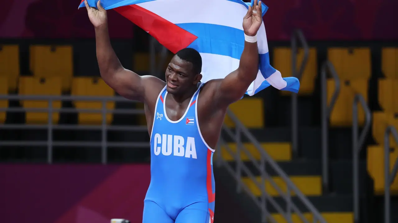 Fotograf&iacute;a de archivo del el luchador y cuatro veces medallista de oro ol&iacute;mpico, Mija&iacute;n L&oacute;pez, a quien las autoridades deportivas de su pa&iacute;s han relevado de su designaci&oacute;n como abanderado en la inauguraci&oacute;n de los Juegos de Par&iacute;s para que no interrumpa su preparaci&oacute;n. EFE/ Mart&iacute;n Alipaz