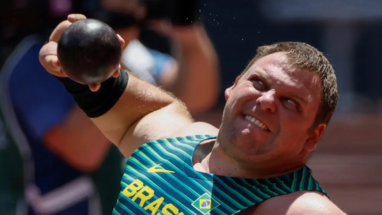 Fotograf&iacute;a de archivo, tomada el 5 de agosto de 2021, en la que se registr&oacute; al deportista brasile&ntilde;o Darlan Romani, durante la final de la prueba masculina del lanzamiento de bala del atletismo de los Juegos Ol&iacute;mpicos 2020, en el Estadio Ol&iacute;mpico de Tokio (Jap&oacute;n). EFE/Alberto Est&eacute;vez