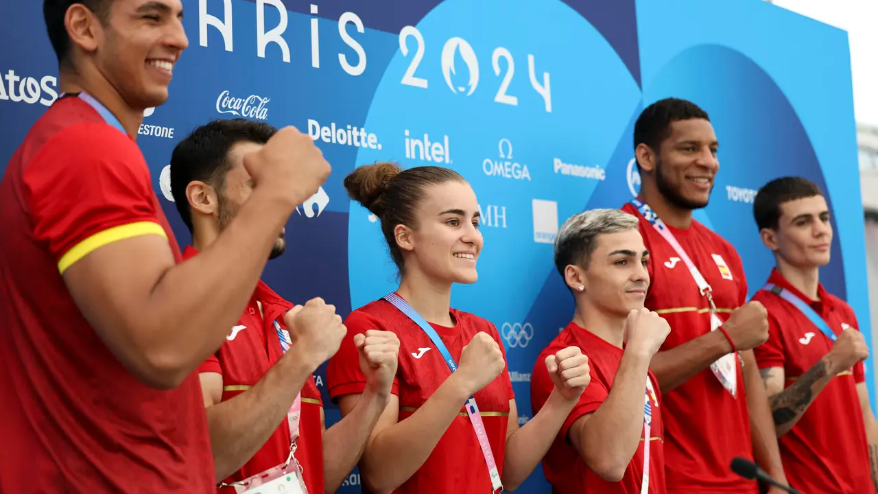 (De izq a der) Los integrantes del equipo ol&iacute;mpico espa&ntilde;ol de boxeo Ayoub Ghadfa, Jos&eacute; Quiles, Laura Fuertes, Rafa Lozano Jr., Enmanuel Reyes Pla y Olier Ibarretxe posan durante la rueda de prensa convocada por el equipo de cara a su participaci&oacute;n en los Juegos Ol&iacute;mpicos de Par&iacute;s 2024, este mi&eacute;rcoles, en la capital francesa. EFE/Sashenka Guti&eacute;rrez