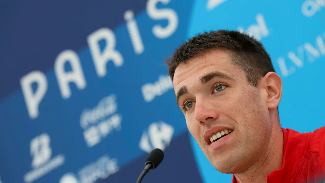 El ciclista Oier Lazkano participa en la rueda de prensa convocada por el equipo ol&iacute;mpico espa&ntilde;ol de ciclismo contrarreloj de cara a su participaci&oacute;n en los Juegos Ol&iacute;mpicos de Par&iacute;s 2024, este mi&eacute;rcoles, en la capital francesa. EFE/Sashenka Guti&eacute;rrez