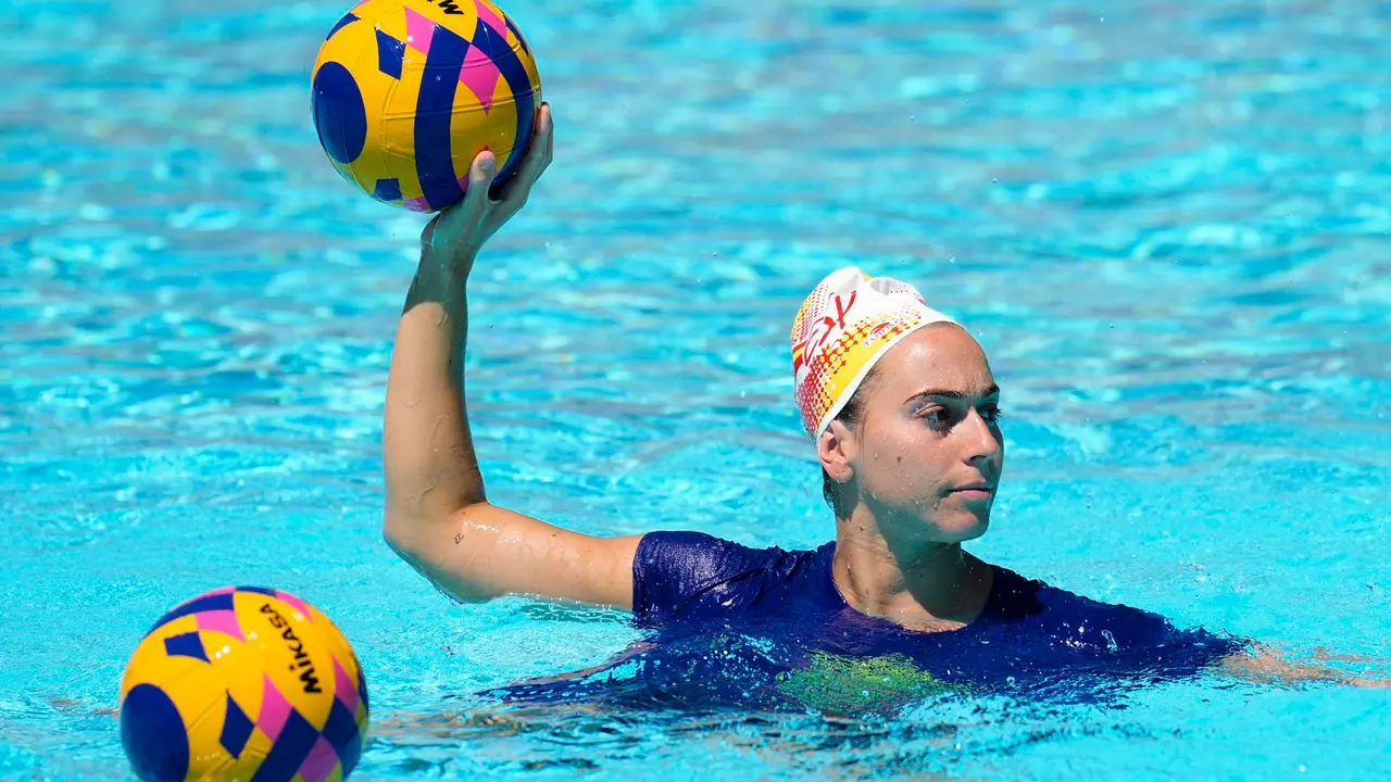 Con las maletas hechas para sus terceros Juegos Ol&iacute;mpicos, la waterpolista Bea Ortiz (fotografiada durante un entrenamiento en el CAR) admite en una entrevista con EFE que el equipo &ldquo;sue&ntilde;a bien grande&rdquo; con un oro en Par&iacute;s, una buena manera de resarcirse de la final ol&iacute;mpica perdida en los &uacute;ltimos Juegos en Tokio ante Estados Unidos. EFE/Alejandro Garc&iacute;a