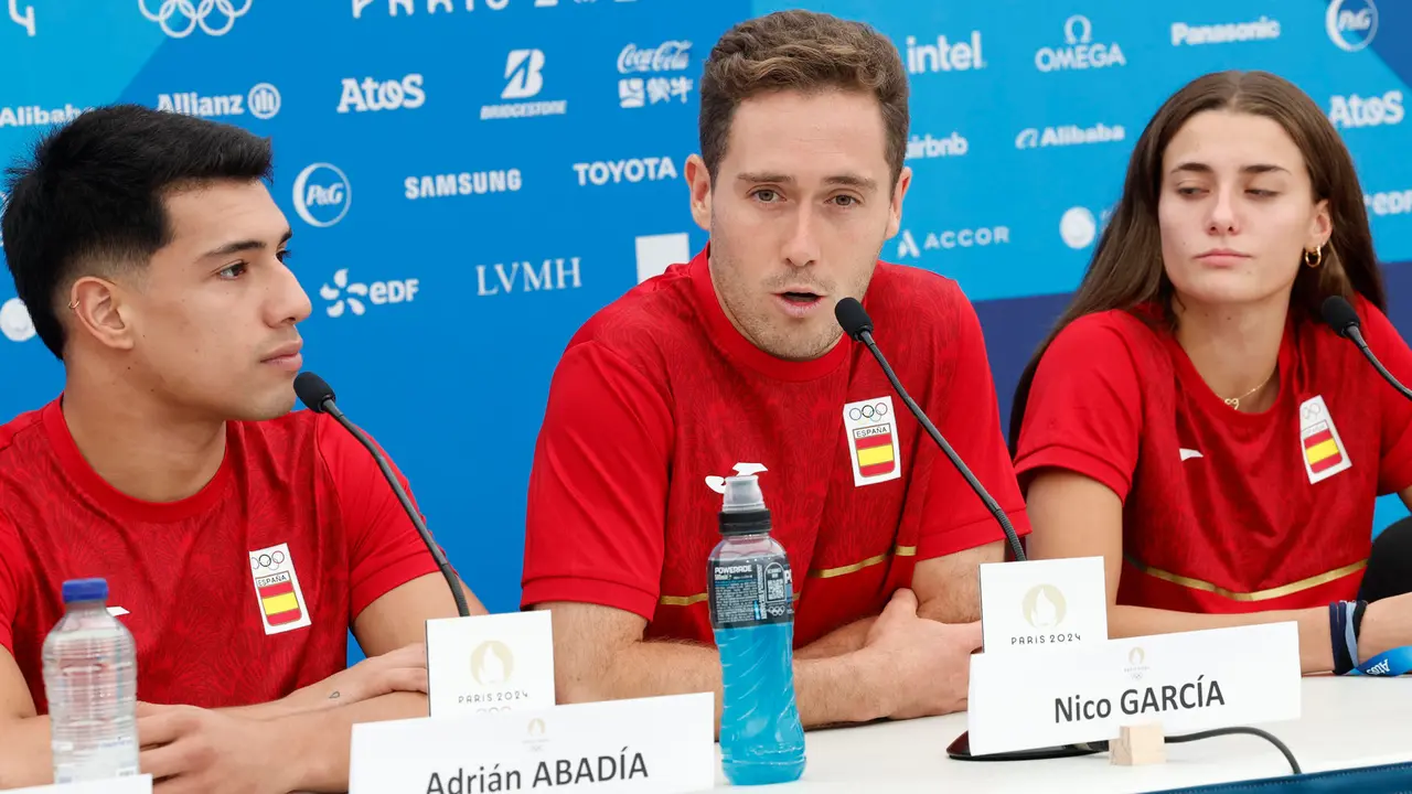 Los integrantes del ol&iacute;mpico espa&ntilde;ol de saltos Nico Garc&iacute;a (c), Adri&aacute;n Abad&iacute;a (i) y Ana Carvajal (d), durante una rueda de prensa convocada por el equipo de cara a su participaci&oacute;n en los Juegos Ol&iacute;mpicos de Par&iacute;s 2024. EFE/ Chema Moya