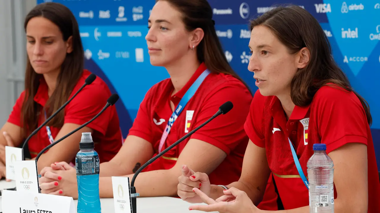 Las integrantes del equipo femenino ol&iacute;mpico espa&ntilde;ol de waterpolo (de i a d) Anni Espar, Maica Garc&iacute;a y Laura Ester ofrecen una rueda de prensa convocada por el equipo de cara a su participaci&oacute;n en los Juegos Ol&iacute;mpicos de Par&iacute;s 2024. EFE/ Chema Moya