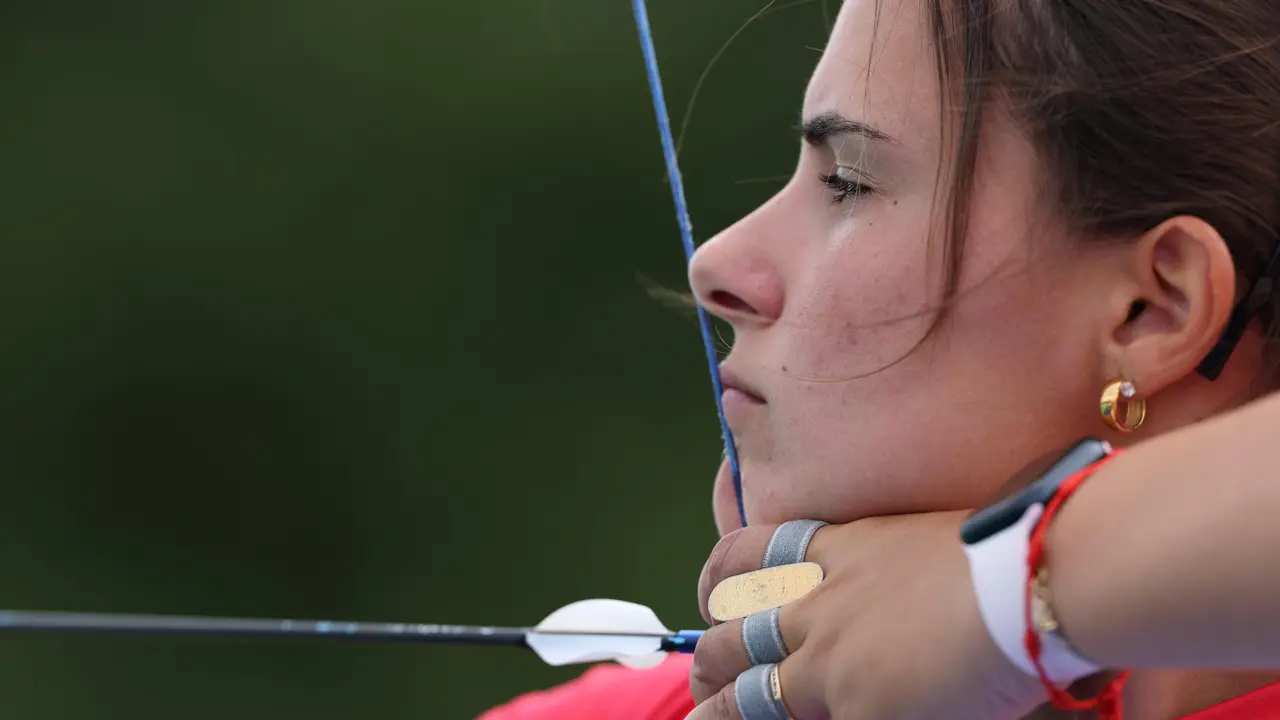 La espa&ntilde;ola Elia Canales participa en fase clasificatoria de tiro con arco durante los Juegos Ol&iacute;mpicos de Par&iacute;s 2024, este jueves, en la capital francesa. EFE/ Sashenka Guti&eacute;rrez