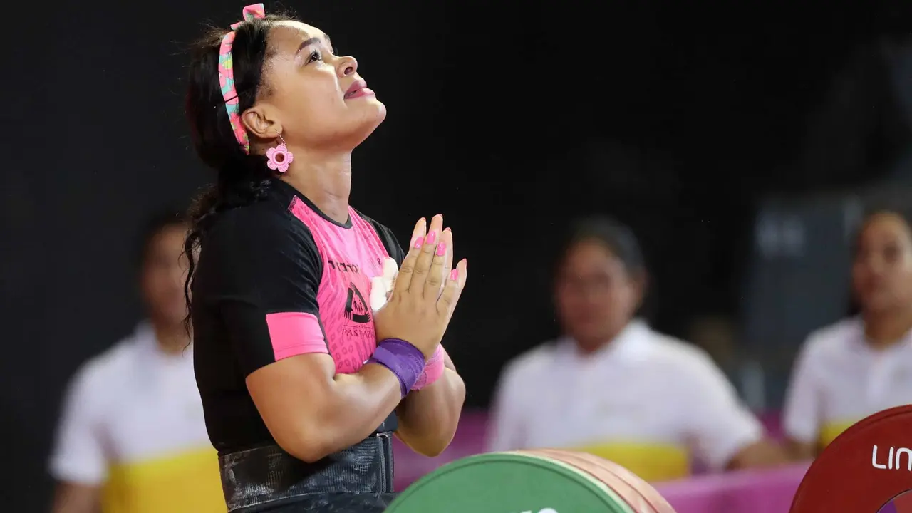 Fotograf&iacute;a de archivo, tomada el 27 de julio de 2019, en la que se registr&oacute; a la pesista ecuatoriana Neisi Dajomes al encomendarse a Dios, antes de competir en la prueba femenina de halterorilia para la categor&iacute;a de los 76 kg de los Juegos Panamericanos, en Lima (Per&uacute;). EFE/Paolo Aguilar
