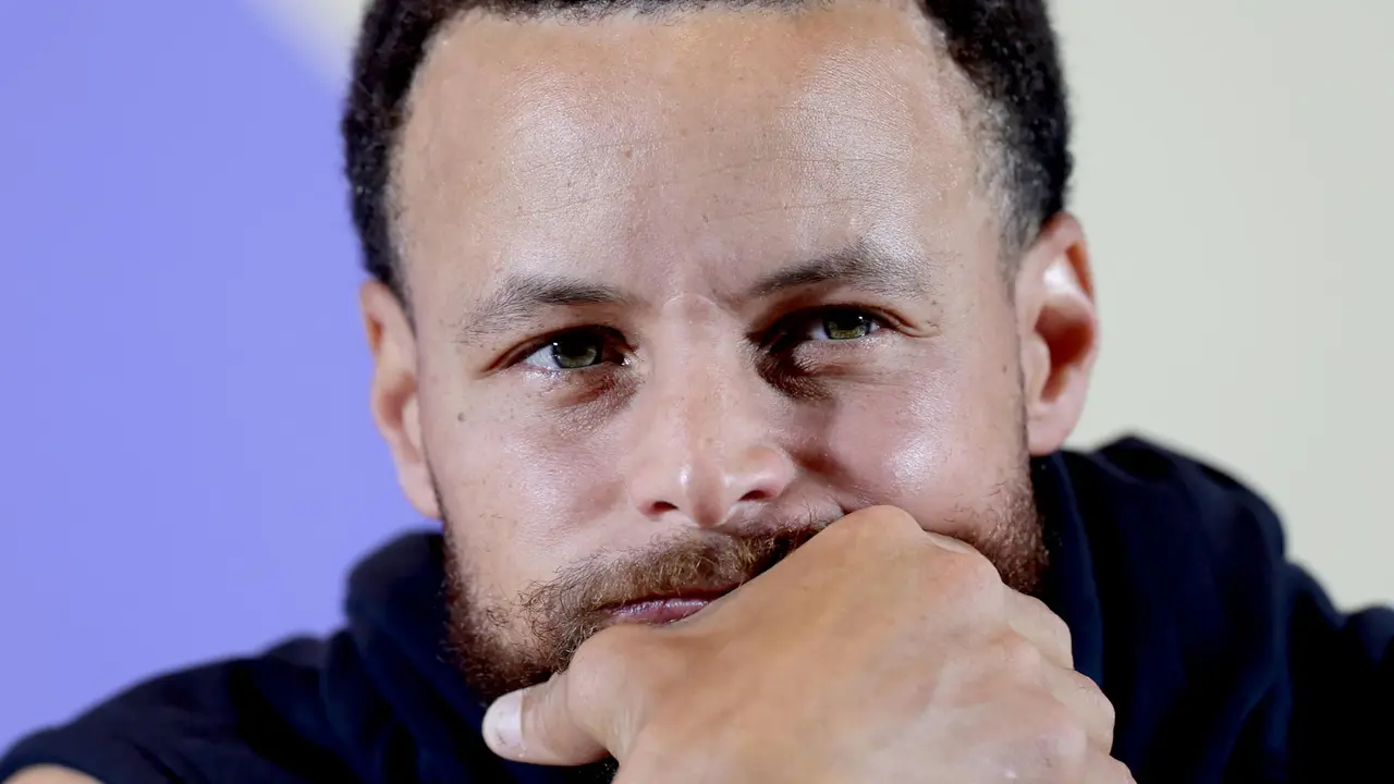 Stephen Curry, una de las grandes estrellas del equipo de Estados Unidos, gran favorito al oro en el torneo de baloncesto de los Juegos de Par&iacute;s 2024, durante una rueda de prensa este jueves en Par&iacute;s. EFE/EPA/MAST IRHAM