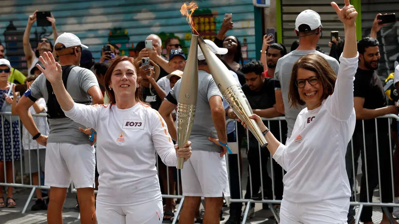 La periodista del departamento de deportes de la Agencia EFE Natalia Arriaga (i), este jueves en el relevo de la antorcha ol&iacute;mpica de Par&iacute;s 2024. EFE/Julio Mu&ntilde;oz