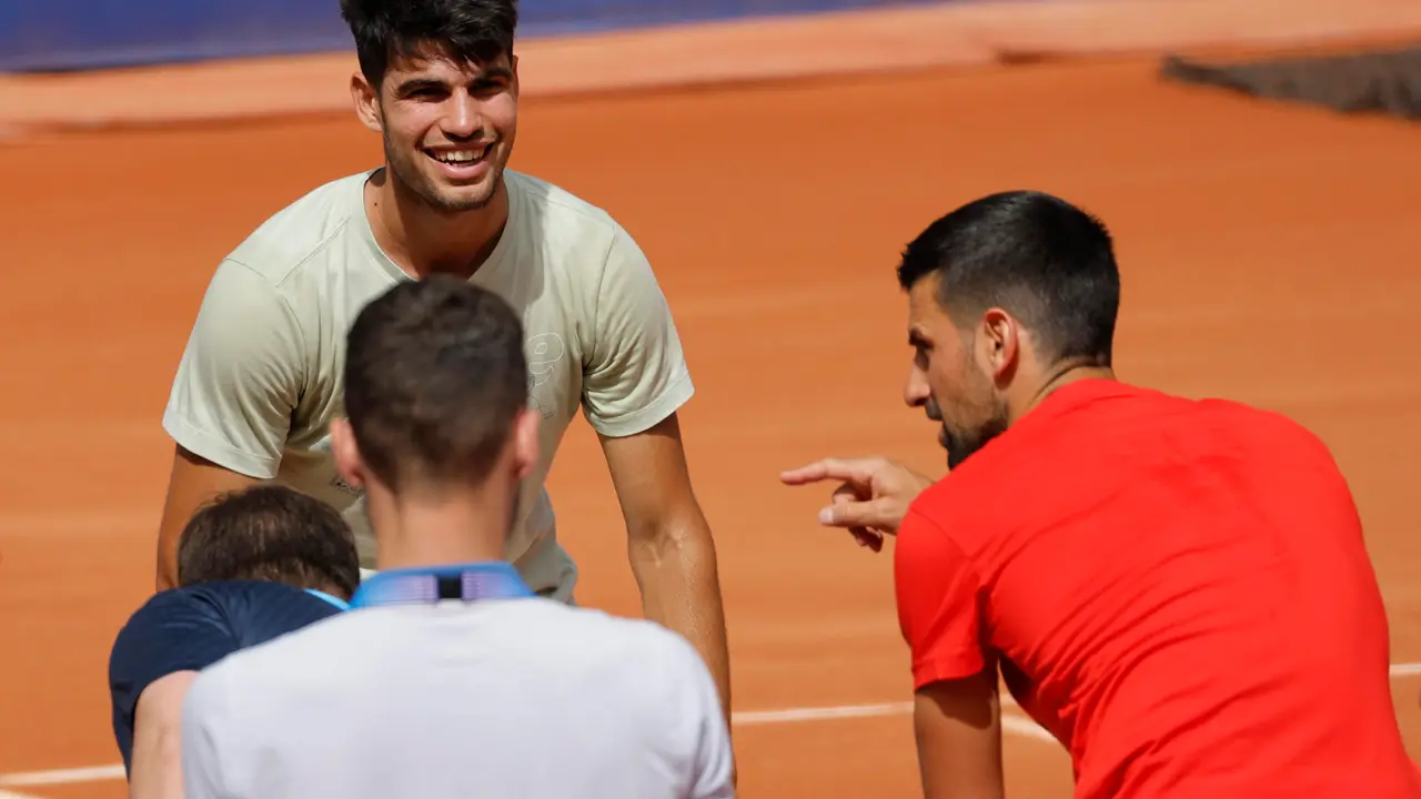 Carlos Alcaraz y Novak Djokovic, este jueves en Par&iacute;s. EFE/ Lavandeira Jr
