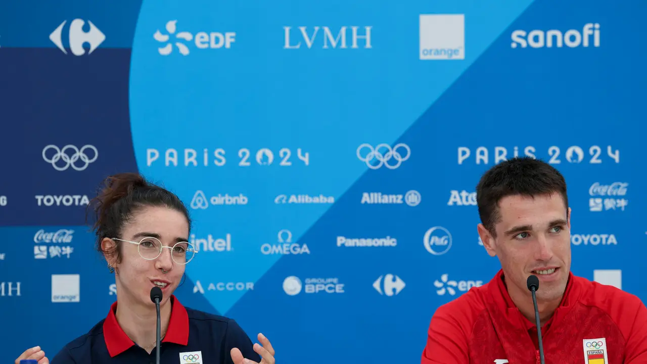 Los ciclistas Oier Lazkano y Mireia Benito durante la rueda de prensa convocada por el equipo ol&iacute;mpico espa&ntilde;ol de ciclismo contrarreloj de cara a su participaci&oacute;n en los Juegos Ol&iacute;mpicos de Par&iacute;s 2024. EFE/Sashenka Guti&eacute;rrez