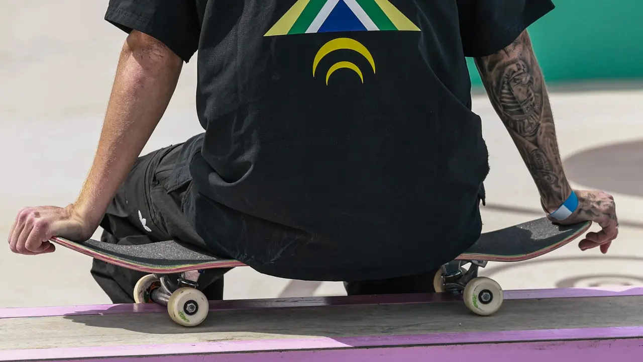 Un atleta brasile&ntilde;o de skate participa en una sesi&oacute;n de entrenamiento en la sede del Concorde en Par&iacute;s. EFE/EPA/CHRISTOPHE PETIT TESSON