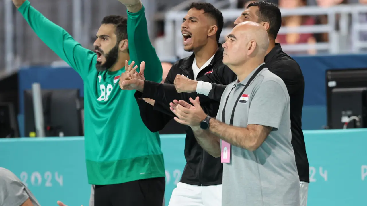 El entrenador espa&ntilde;ol de la selecci&oacute;n masculina de balonmano Egipto, Juan Carlos Pastor (d), observa a sus jugadores durante el partido contra Hungr&iacute;a de los Juegos Ol&iacute;mpicos de Par&iacute;s 2024 disputado este s&aacute;bado. EFE/ Miguel Guti&eacute;rrez