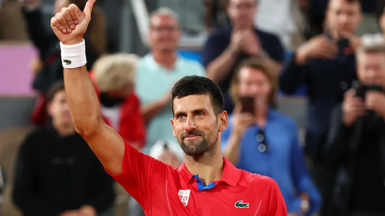 El serbio Novak Djokovic celebra su victoria sobre el australiano Matthew Ebden por 6-0 y 6- 1en Paris .EFE/EPA/DIVYAKANT SOLANKI