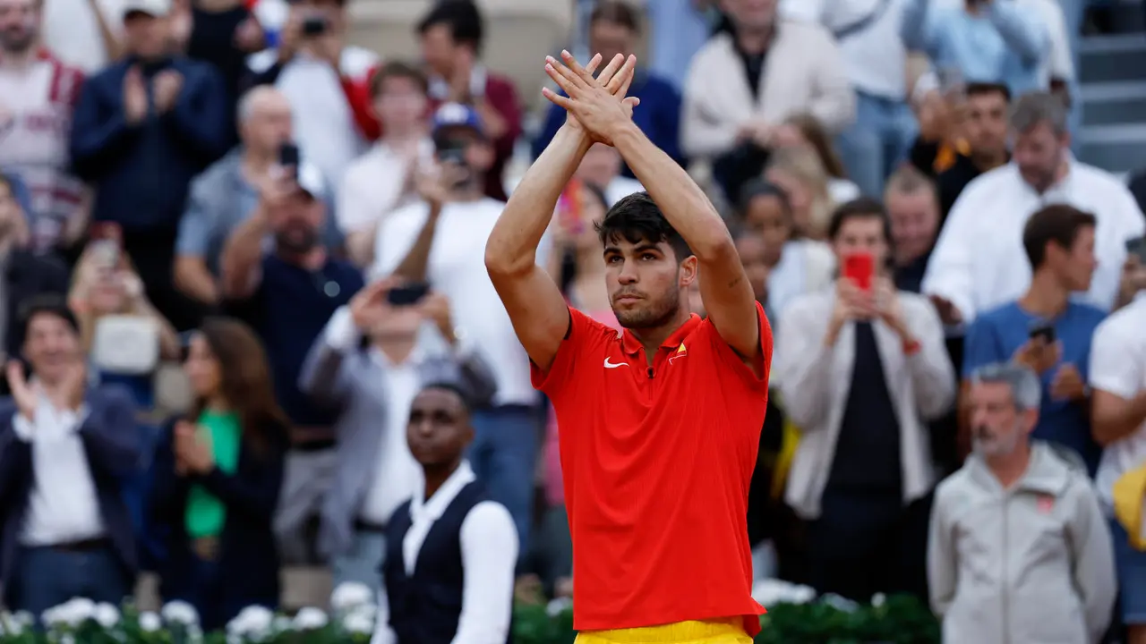 El tenista espa&ntilde;ol Carlos Alcaraz durante su partido ante el liban&eacute;s Hady Habib, correspondiente a la primera ronda individual masculino de tenis de los Juegos Ol&iacute;mpicos de Par&iacute;s 2024 este s&aacute;bado en Par&iacute;s. EFE/ Juanjo Mart&iacute;n