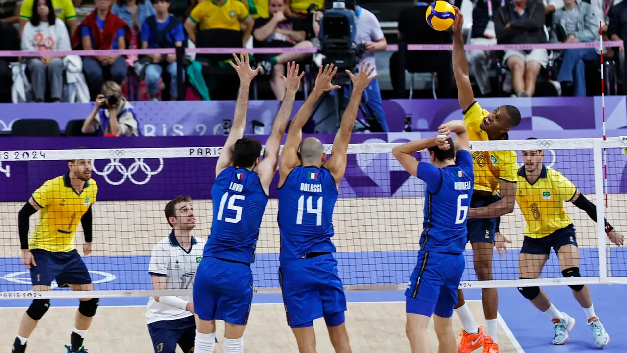 El brasile&ntilde;o Ricardo Lucarelli Souza (d) en acci&oacute;n duante el partido del grupo B que han jugado Brasil e Italia en el South Paris Arena en Par&iacute;s, Francia. EFE/EPA/MOHAMMED BADRA