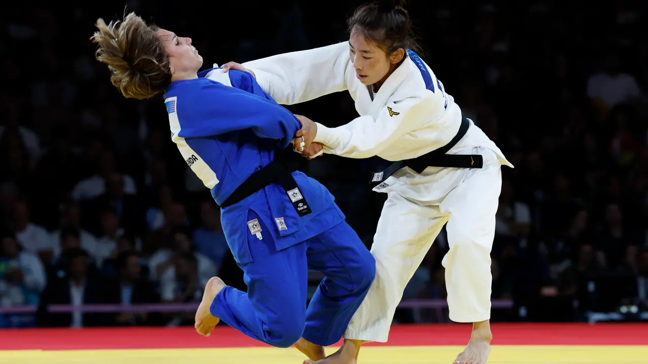 La judoca de Mongolia Baasankhuu (blanco) compite ante la espa&ntilde;ola Laura Mart&iacute;nez Abelenda durante la semifinal de Judo 48 kg Femenino de los Juegos Ol&iacute;mpicos de Par&iacute;s 2024 este s&aacute;bado, en la capital francesa. EFE/ Chema Moya
