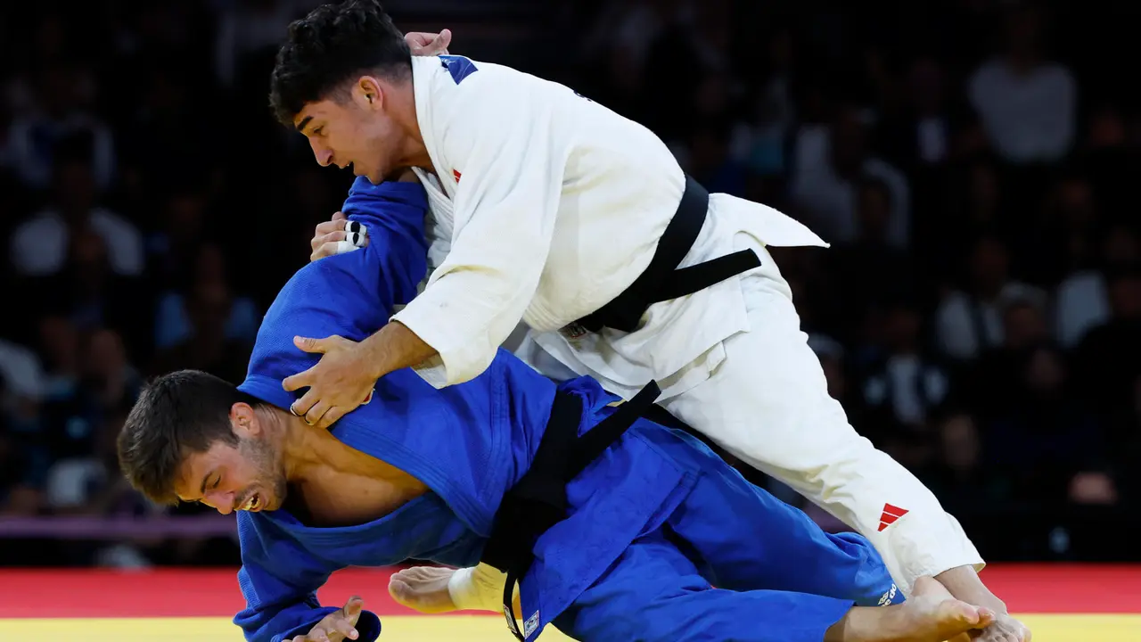 El judoca espa&ntilde;ol Francisco Garrigos (azul) compite ante el georgiano Giorgi Sardalashvili durante el combate por la Medalla de Bronce de Judo -60 kg Masculino de los Juegos Ol&iacute;mpicos de Par&iacute;s 2024 este s&aacute;bado, en la capital francesa. EFE/ Chema Moya
