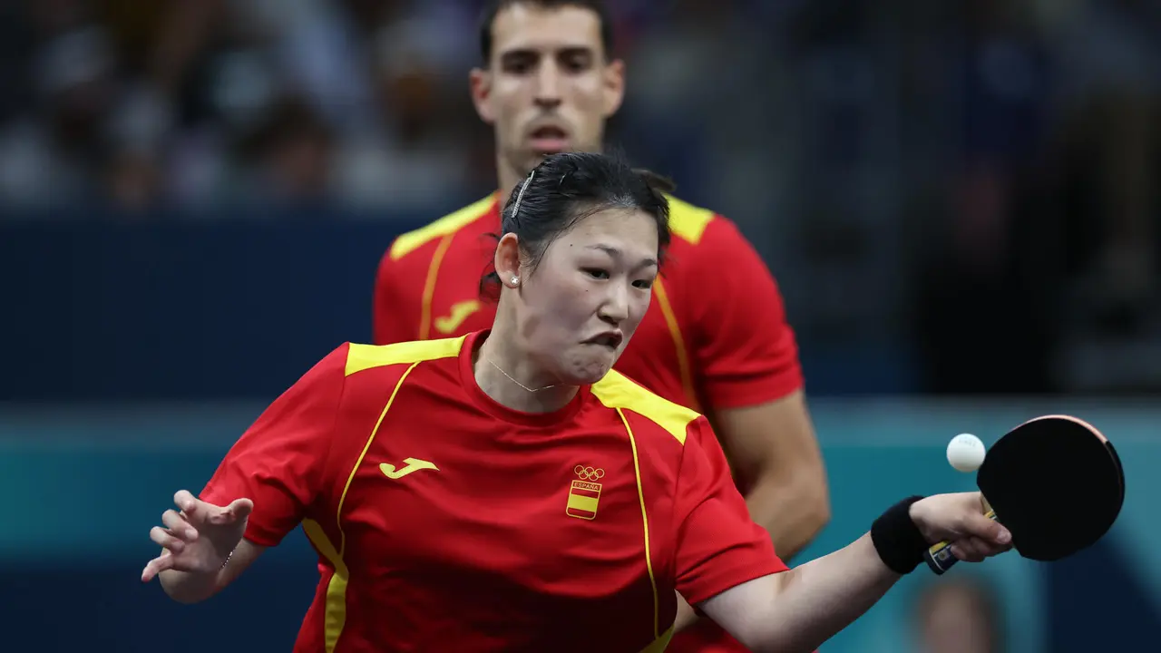 La pareja espa&ntilde;ola, Mar&iacute;a Xiao y &Aacute;lvaro Robles, durante el partido de Octavos de Final de Dobles Mixto de Tenis de Mesa, disputado ante la pareja brasile&ntilde;a compuesta por Vitor Ishiy y Bruna Takahashi, en los Juegos Ol&iacute;mpicos de Par&iacute;s 2024 este s&aacute;bado, en la capital francesa. EFE/ Kiko Huesca