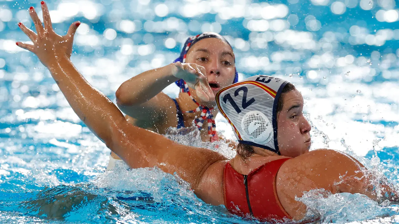 Paula Leiton (d) de Espa&ntilde;a en acci&oacute;n ante Francia durante el partido de la ronda preliminar del Grupo B de Waterpolo Femenino, entre Francia y Espa&ntilde;a, de los Juegos Ol&iacute;mpicos de Par&iacute;s 2024 este s&aacute;bado en el Centro Acu&aacute;tico de la capital francesa. EFE/ Julio Mu&ntilde;oz