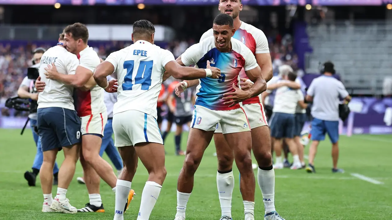 La selecci&oacute;n francesa de rugby 7 celebra el oro en Saint Denis, Par&iacute;s, Francia. EFE/EPA/CHRISTOPHE PETIT TESSON