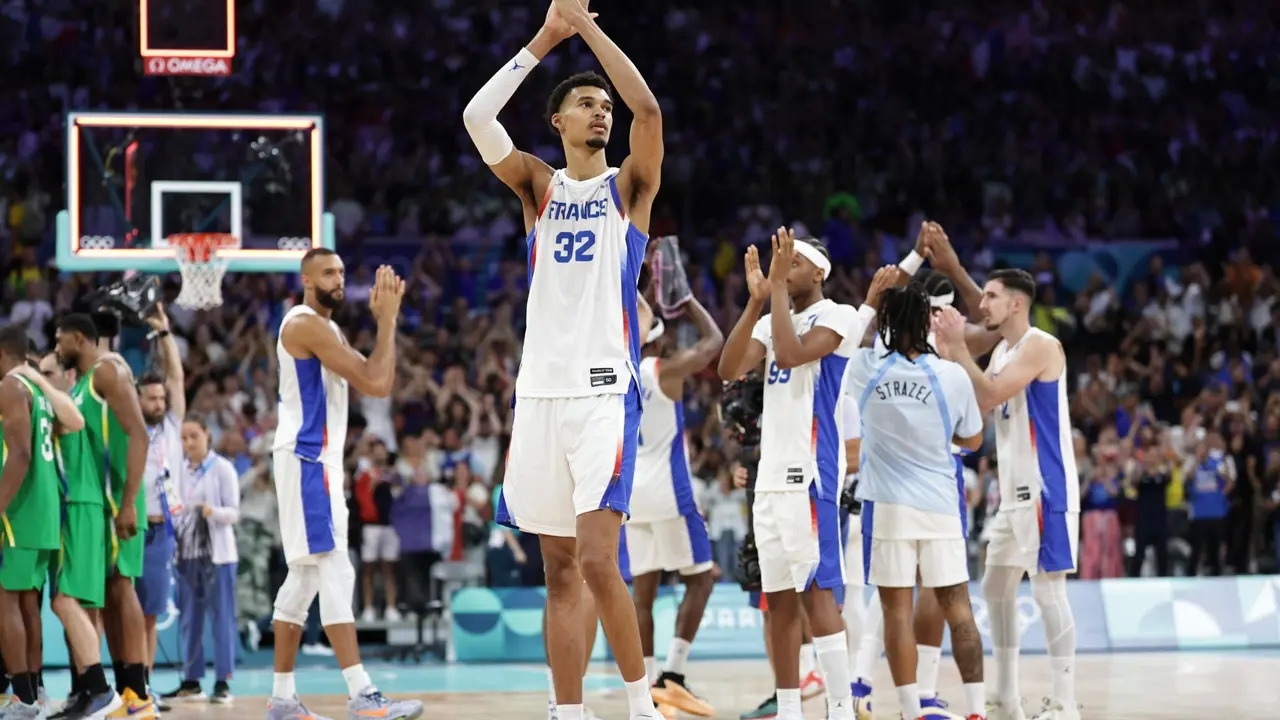 El franc&eacute;s Victor Wembanyama tras el partido que han jugado Francia y Brasil en el Pierre Mauroy Stadium de Villeneuve-d'Ascq, Francia. EFE/EPA/ALEX PLAVEVSKI